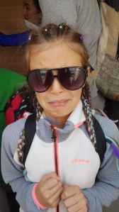 Auch Yara ist bei dem Flugzeug nicht ganz wohl